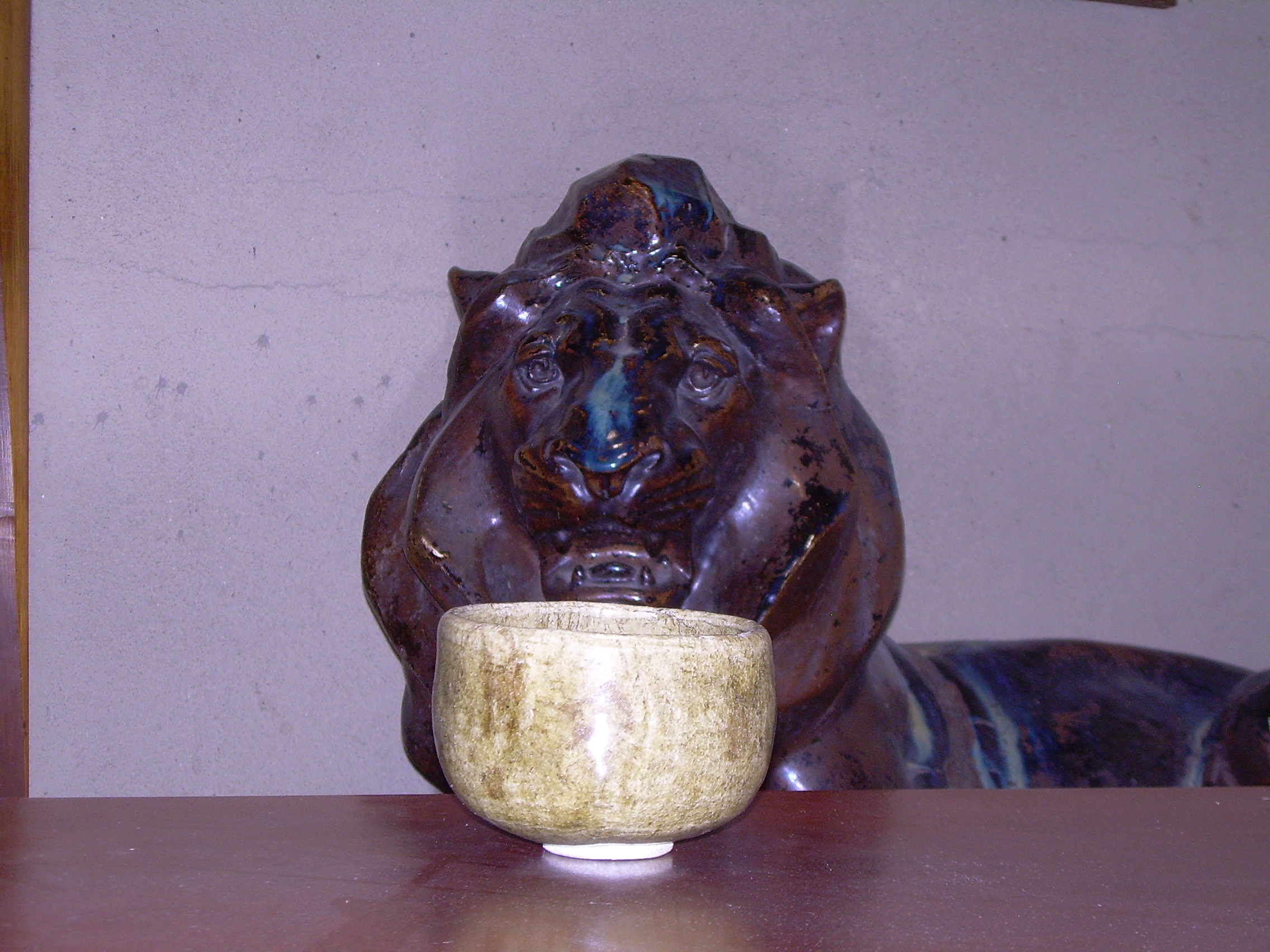 横井さんの茶器でお茶を飲むライオン
